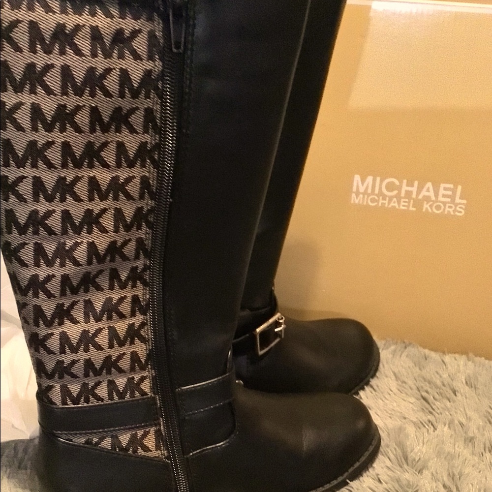 Michael Kors girl boot size 2 (Youth)